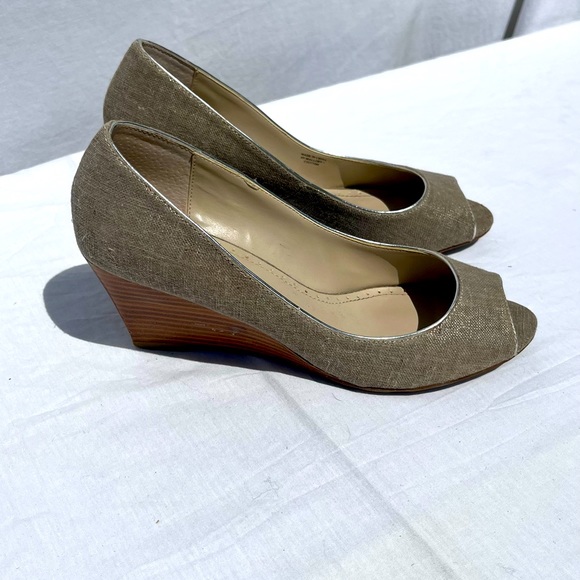 Adrienne Vittadini linen/leather wedges. Grey/Silver/Brown/Wooden, Size 9.5W - Picture 3 of 4